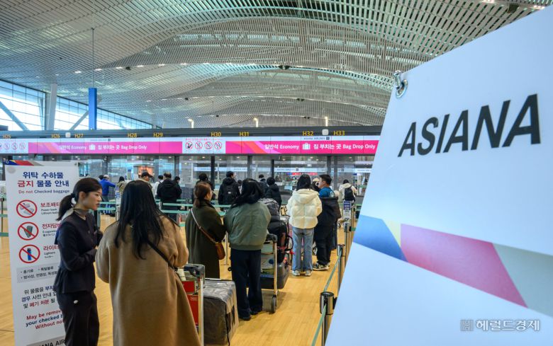 아시아나항공이 인천공항 제2여객터미널(T2) 운항을 개시한 14일 오전 인천국제공항 제2터미널에서 여행객들이 탑승 수속을 하고 있다. 영종도=임세준 기자