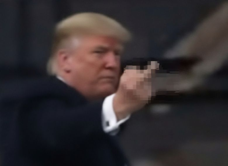 도널드 트럼프 미국 대통령이 지난 13일(현지시간) 미시간주 디어본에 있는 포드의 F-150 픽업트럭 생산 공장을 둘러보던 중 현장 노동자로 추정되는 인물이 ‘소아성애자 보호자’라는 야유를 보내자, 소리가 난 쪽을 돌아보고 주먹을 들더니 가운뎃손가락을 펴는 ‘손가락 욕설’ 포즈를 취하는 모습. 트럼프 대통령은 이윽고 해당 노동자를 향해 입으로도 두 차례 ‘fxxx you’(꺼져) 욕설을 하는 것으로 보이는 장면도 포착됐다. [엑스(X·옛 트위터) 캡처]