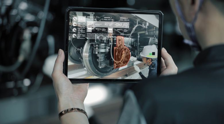 현대로템 관계자가 상태기반 유지보수 시스템을 통해 철도차량을 점검하는 모습. [현대로템 제공]