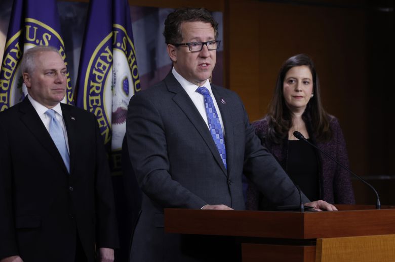 미국 하원 세입위원회 무역소위원회의 에이드리언 스미스 위원장(공화·네브래스카)이 지난 2023년 워싱턴 DC의 국회의사당에서 열린 공화당 전당대회 후 기자회견을 하고 있다. [게티이미지]