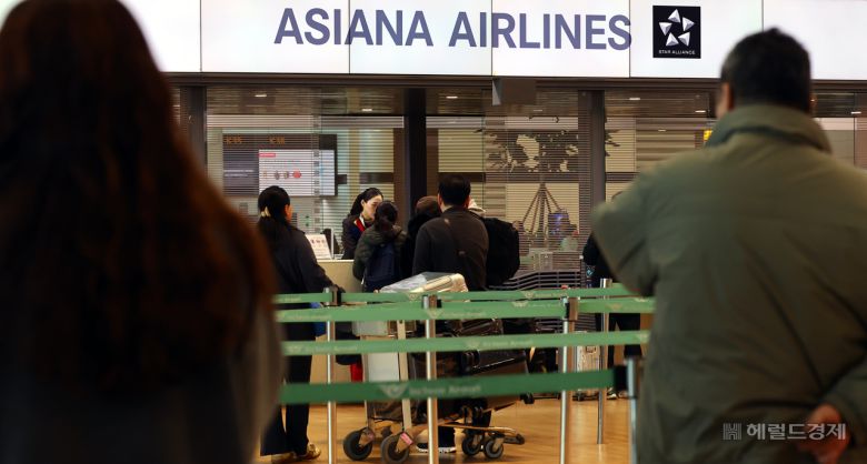 아시아나항공이 인천공항 제2여객터미널(T2) 운항을 개시한 14일 오전 인천국제공항 제2터미널에서 여행객들이 탑승 수속을 하고 있다. 영종도=임세준 기자