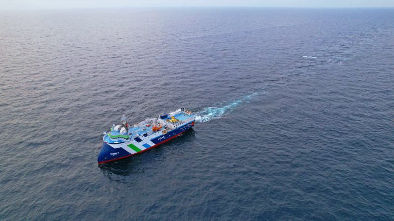 최첨단 물리탐사선 탐해3호가 스트리머를 전개한 모습.[한국지질자원연구원 제공]