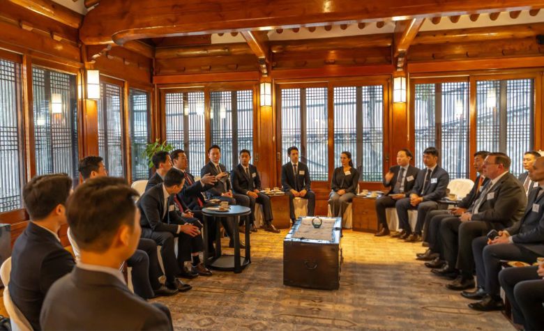 대통령경호처는 경주 APEC 계기 한미 경호협력에 대한 감사의 의미로 미국 대사관이 대사관저에서 개최한 리셉션에 참석했다고 15일 밝혔다. [대통령경호처 제공]