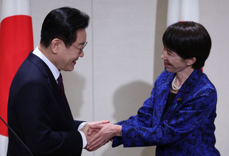 이재명 대통령과 다카이치 사나에 일본 총리가 13일 일본 나라현 정상회담장에서 공동언론발표 후 악수하고 있다. [연합]