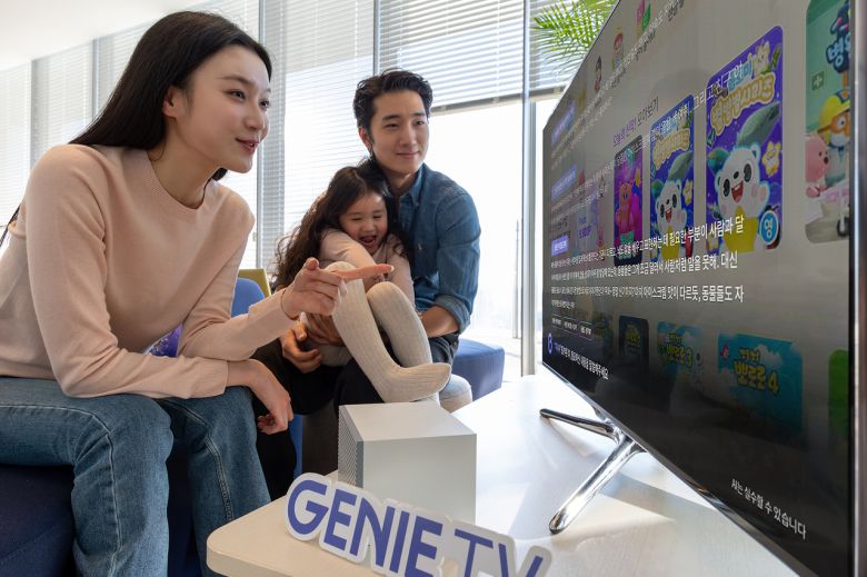 KT 모델이 지니 TV AI 에이전트로 TV를 통해 AI와 일상적인 대화를 나누는 모습 [KT 제공]