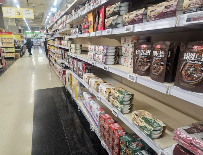 14일 오후 방문한 홈플러스 신도림점의 가공식품 매대 곳곳이 비어있다. [김진 기자]