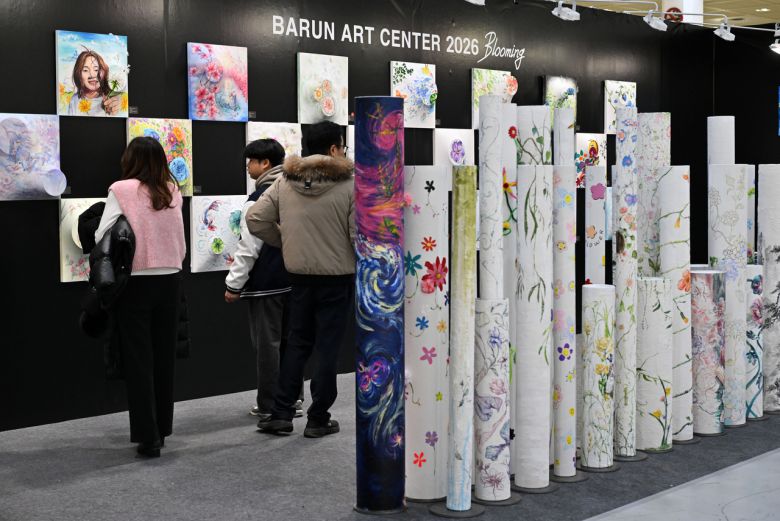 지난 14일 오후 서울 강남구 코엑스에서 열린 서울국제조각페스타 2026을 찾은 관람객들이 부스를 둘러보고 있다. 임세준 기자