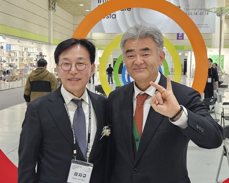 제15회 서울국제조각페스타 2026 운영위원장인 권치규 작가(왼쪽)와 정원주 헤럴드미디어그룹·대우건설 회장이 지난 14일 서울 코엑스 C홀에서 열린 서울국제조각페스타 2026 개막식에서 함께 사진을 촬영하고 있다. [서울국제조각페스타 운영위원회 제공]