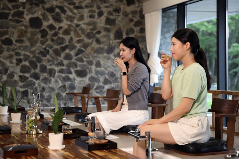 하이원리조트 네이처힐링존, 따뜻한 차와 함께 즐기는 한방 족욕 프로그램