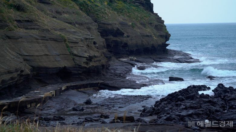 바닷물에 잠김 용머리해안 탐방로. [사진=안경찬 PD]