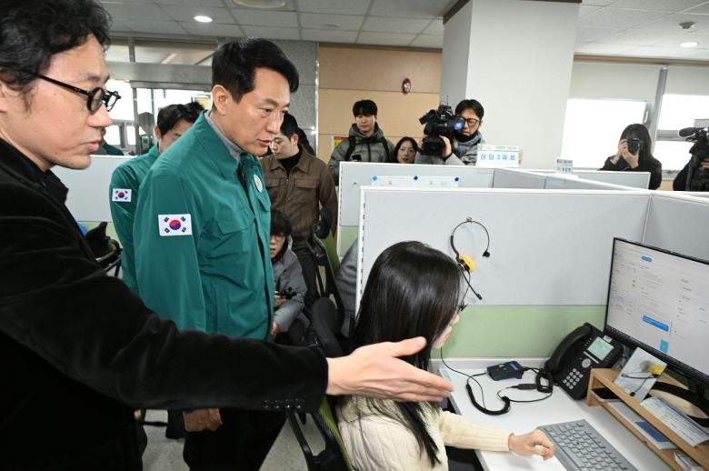 오세훈 서울시장이 서울시내버스 파업 이틀째였던 지난 14일 서울 동대문구 120다산콜 센터를 방문해 시민 안내·불편접수 체계를 확인하고 있다. [서울시 제공]