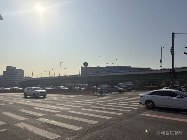 북한남삼거리 보도육교가 있던 도로의 모습. 현재는 횡단보도가 설치됐다. 정주원 기자