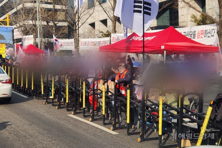 16일 오후 3시께 서울 서초구 서울중앙지방법원 앞 한 집회 참가자가 취재진을 위협하고 있다. 이영기 기자.