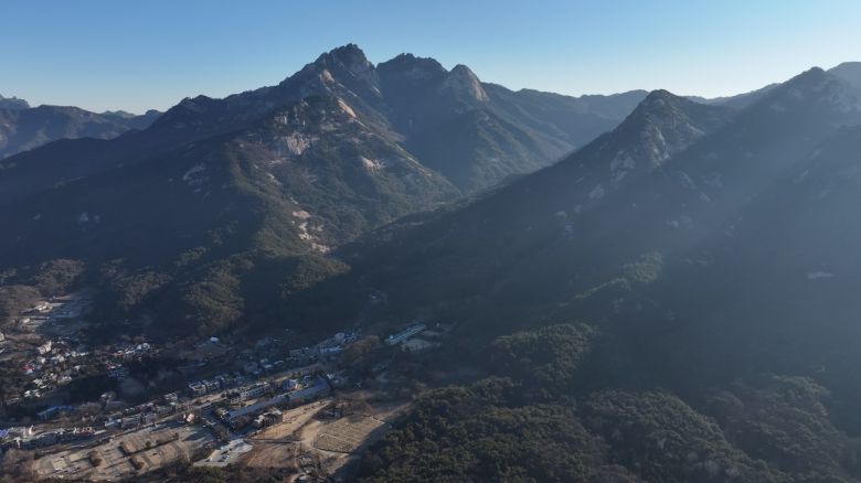 경기도 고양시 덕양구 효자동에 자리한 단독주택 두 채와 앞 도로가 최저입찰가격 7억원대에 경매시장에 나왔다. 사진은 북한산을 내려다 본 풍경. 이건욱 PD