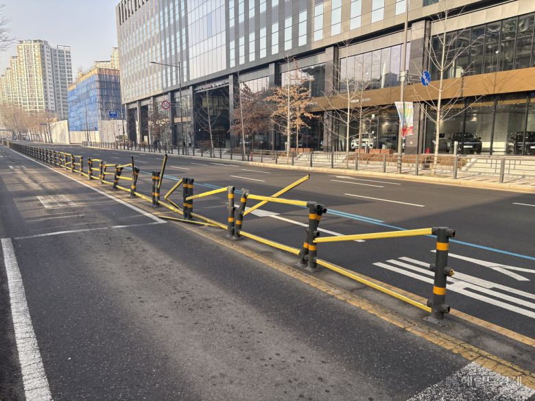 서대문역(중) 버스 정류장의 버스전용차로 중앙분리대의 모습. 704번 버스와의 충돌로 파손된 흔적이 보인다. 정주원 기자