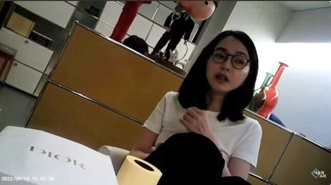 최재영 목사가 ‘서울의 소리’ 유튜브 채널에서 공개한 영상. 2022년 9월 최 목사를 만난 김건희 여사 앞에 명품가방이 든 쇼핑백이 놓여 있다. [서울의 소리 영상 캡처]