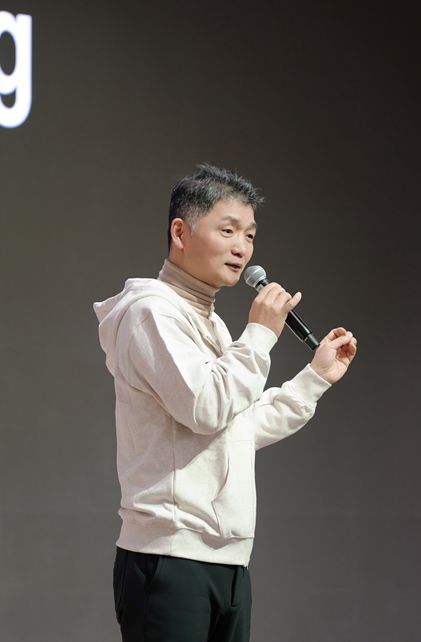 김범수 카카오 미래이니셔티브센터장이 지난 15일 경기도 용인시 카카오 AI캠퍼스에서 진행 중인 2026년 그룹 신입 공채 교육 현장에 방문해 인사말을 하고 있다. [카카오 제공]