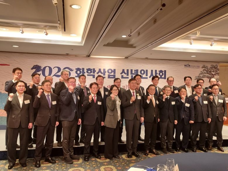 신학철 한국화학산업협회 회장과 나성화 산업통상부 산업공급망정책관 등 석유화학업계 관계자들이 16일 서울 중구 롯데호텔 서울에서 열린 ‘2026년도 화학산업 신년인사회’에서 기념촬영을 하고 있다. 한영대 기자