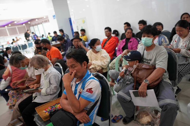 15일(현지시간) 태국 니콘랏차시마주에 위치한 한 병원에서 희생자 가족들이 대기하고 있다. [AP]