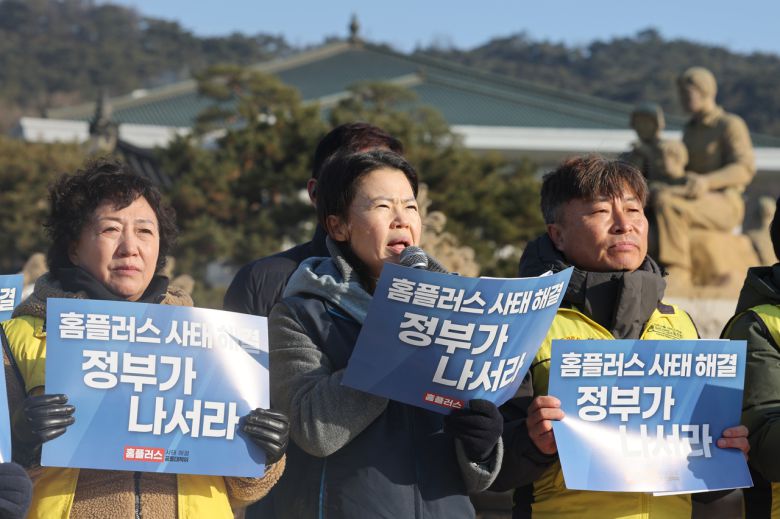 홈플러스 사태 해결 공동대책위원회 회원들이 지난 7일 서울 종로구 청와대 사랑채 앞에서 기자회견을 열고 있다. [연합]