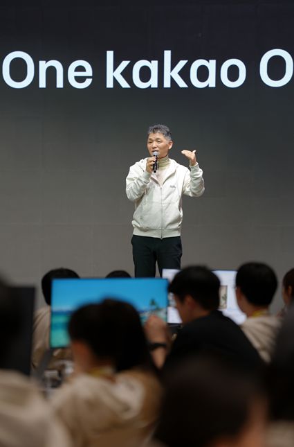 김범수 카카오 미래이니셔티브센터장이 지난 15일 경기도 용인시 카카오 AI캠퍼스에서 진행 중인 2026년 그룹 신입 공채 교육 현장에 방문해 인사말을 하고 있다. [카카오 제공]