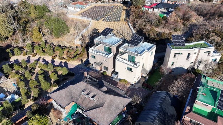 경기도 고양시 덕양구 효자동에 자리한 단독주택 두 채와 앞 도로가 최저입찰가격 7억원대에 경매시장에 나왔다. 이건욱 PD