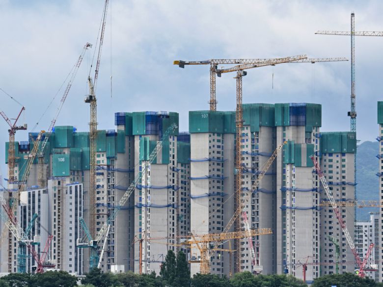 서울 용산구 한강공원에서 바라본 서초구의 한 아파트 건설현장 모습. 임세준 기자