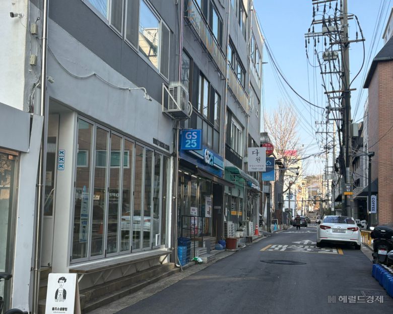 14일 오전 한남초등학교 인근 골목 상권의 모습. 정주원 기자