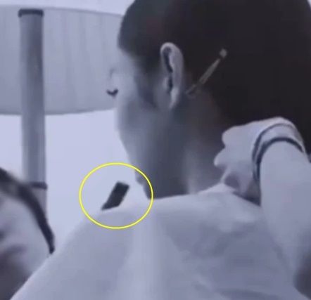 제니가 2024년 7월 해외 촬영 중 실내에서 메이크업을 받는 동안 전자담배를 피우는 모습이 포착돼 뭇매를 맞았다. [온라인 커뮤니티 캡처]