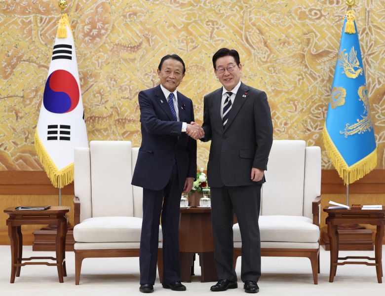 이재명 대통령이 16일 청와대에서 아소 다로 전 일본 총리와 면담에 앞서 기념촬영을 하고 있다. [연합]