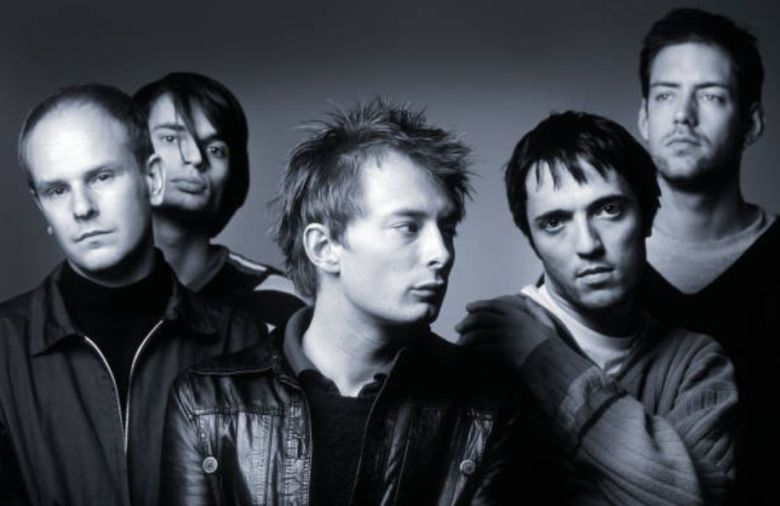 라디오헤드(Radiohead)의 음악 대부분은 곡의 시작과 함께 듣는 이를 곡 안으로 강하게 끌어당기는 마력에 가까운 에너지를 가지고 있다. 귀를 기울일 준비도 하기 전에, 하나의 기타 스트로킹, 하나의 리프, 하나의 드럼 루프만으로 현실은 밀려나고 청자는 빠르게 곡의 내부로 진입한다. 이는 이들의 곡이 ‘전개’되는 방식이 아닌, 완성된 정서가 ‘공간을 제시’하기 때문인데, 듣는 이는 음악을 듣는 순간 곡을 감상하는 위치가 아닌 그들의 음악 안에 놓여버리는 경험을 하게 된다. [게티이미지/Photo by Gie Knaeps]