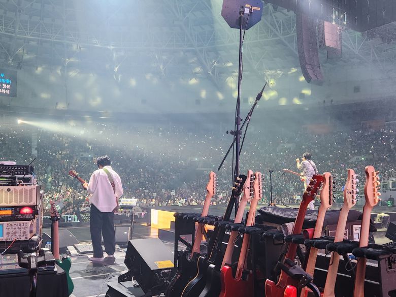 최근 서울 KSPO돔에서 열린 조용필과 위대한 탄생 공연에서 기타리스트 최희선(왼쪽)과 가왕 조용필(오른쪽). [본인 제공]