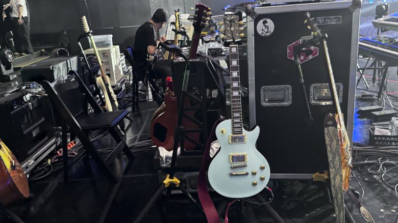 조용필과 위대한 탄생 공연에서 쓰고 있는 최희선의 길모어에서 만든 레스폴 타입 기타 [본인 제공]