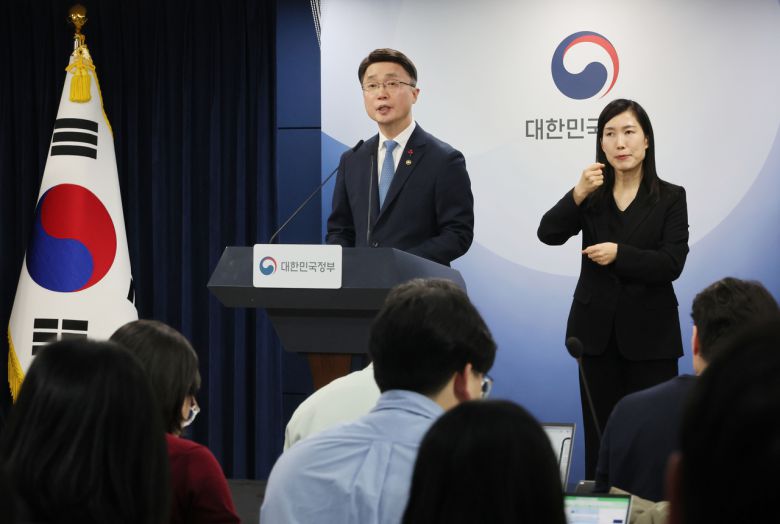 류제명 과학기술정보통신부 2차관이 15일 서울 종로구 정부서울청사에서 독자AI 파운데이션 모델 프로젝트 1차 단계평가 결과를 발표하고 있다. [연합]