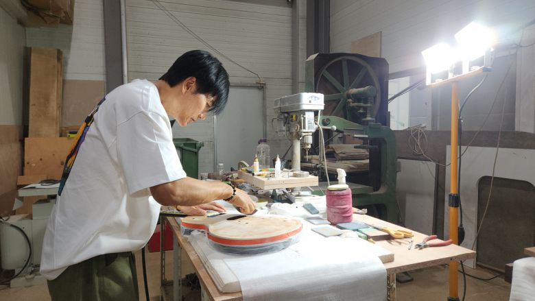 2027년 데뷔 50주년을 맞아 출시할 새 기타를 직접 만들고 있는 조용필과 위대한 탄생 기타리스트 최희선