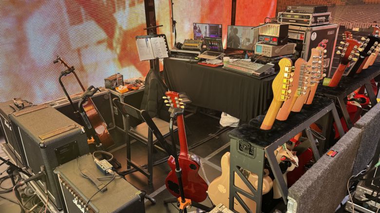 최희선이 공연에서 쓰는 수많은 기타