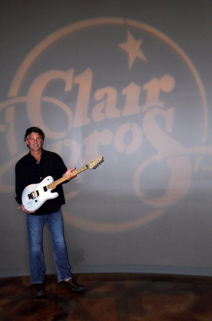 미국 펜실베니아에 위치한 클레어 브라더스 공연 전시관에서 전시 중인 최희선의 HS-1 화이트 모델 [최희선 제공]