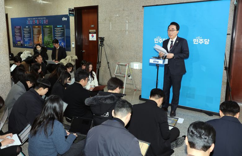 박수현 더불어민주당 수석대변인이 19일 국회에서 당무위원회 결과에 관해 설명하고 있다. [연합]