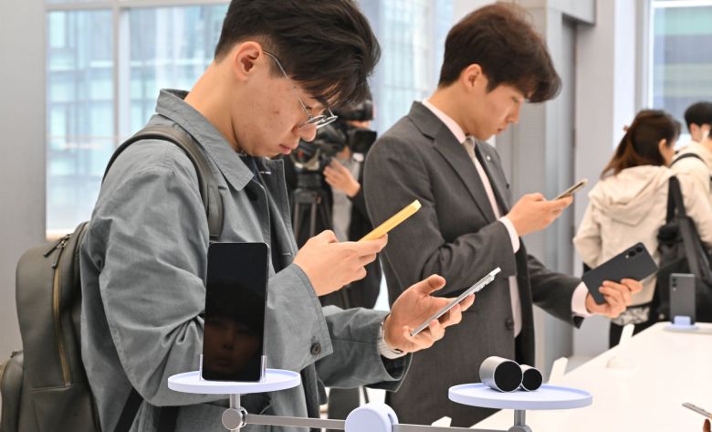서울 삼성 강남에서 방문객들이 삼성전자 스마트폰을 살펴보고 있다. 임세준 기자