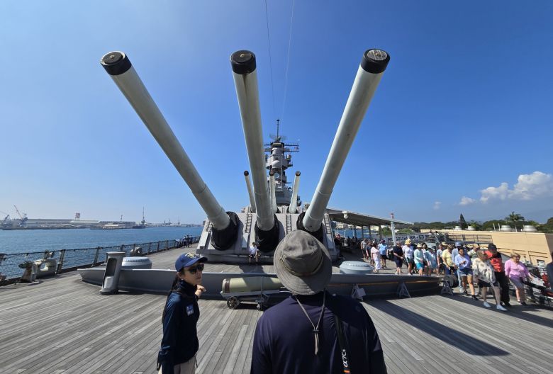 진주만에는 일본에게서 항복 서명을 받고, 한국을 지킨 미주리함이 지키고 있다.