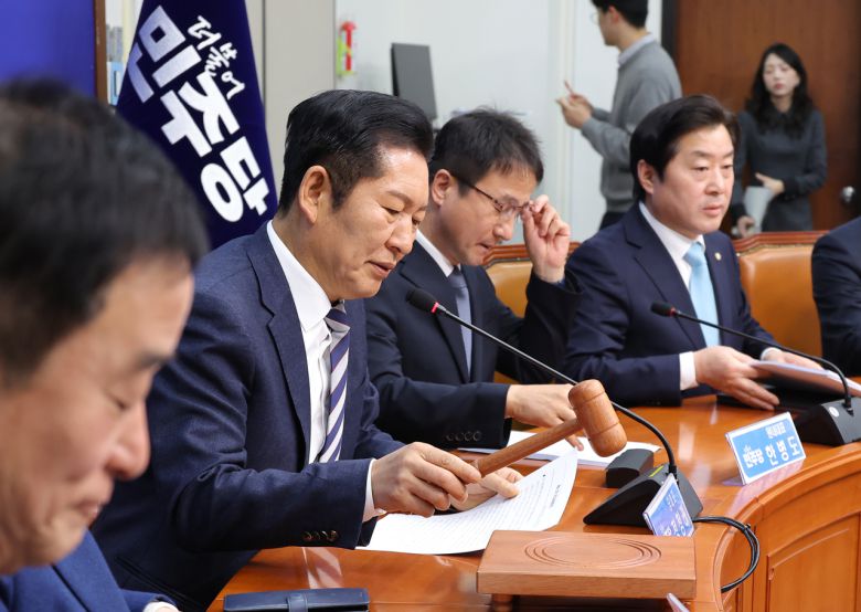 정청래 더불어민주당 대표가 19일 국회에서 열린 최고위원회의에서 의사봉을 두드리고 있다. [연합]