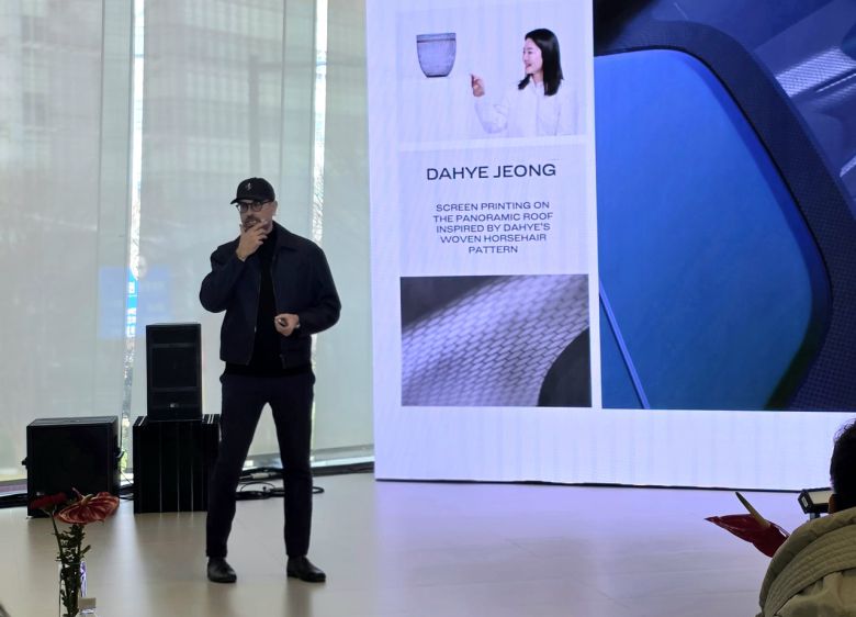 플라비오 만조니 페라리 최고 디자인 책임자가 19일 서울 페라리 반포 전시장에서 한국 시장을 위해 제작된 ‘페라리 12 칠린드리 테일러메이드’를 소개하고 있다. 권제인 기자