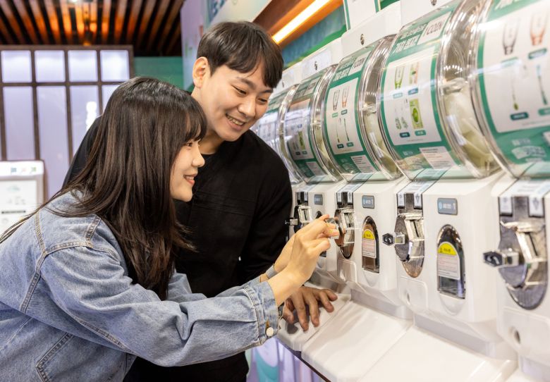 롯데칠성음료가 지난해 11월말 서울 방이동에 운영한 ‘새로 가챠 팝업스토어’에 마련된 굿즈 가챠존 [롯데칠성음료 제공]