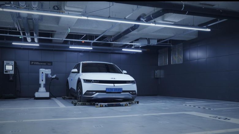 현대건설의 로봇주차 솔루션. 이용자가 픽업존에  차량을 세워두면 로봇이 최적의 주차공간을 찾아 이동한다.  [현대건설 제공]