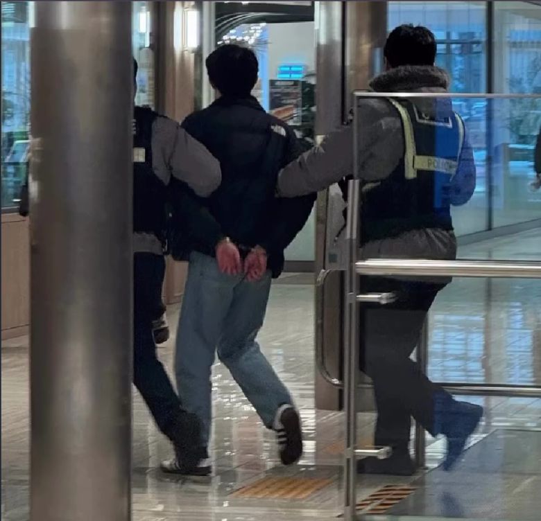 A씨가 경찰에 체포 당하는 모습. [온라인 커뮤니티 갈무리]