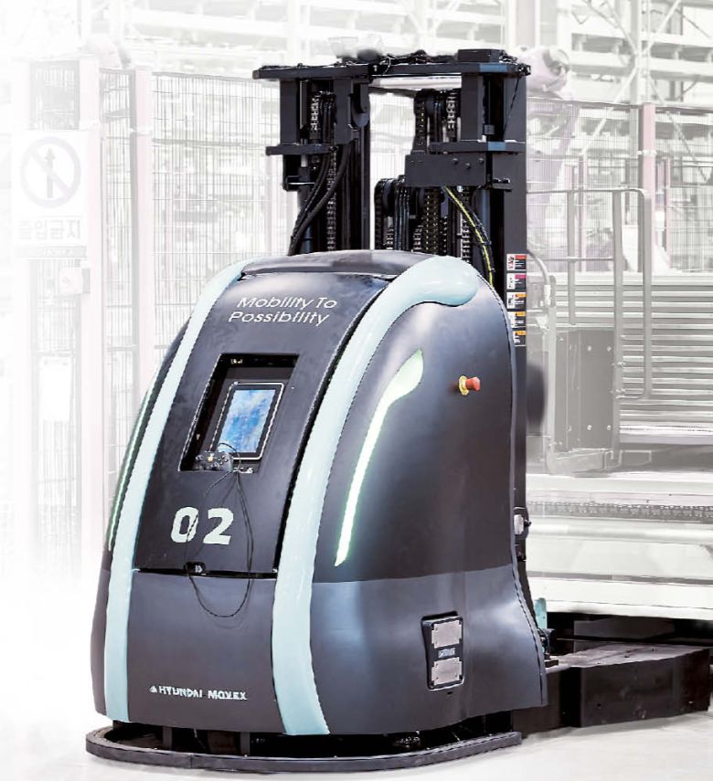 자재들을 옮기는 무인반송지게차.  [현대엘리베이터 제공]