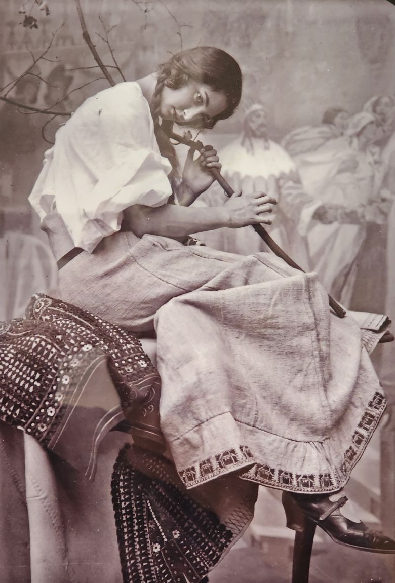 동양적 느낌이 물씬 풍기는 무하 여인그림의 모델 세팅.