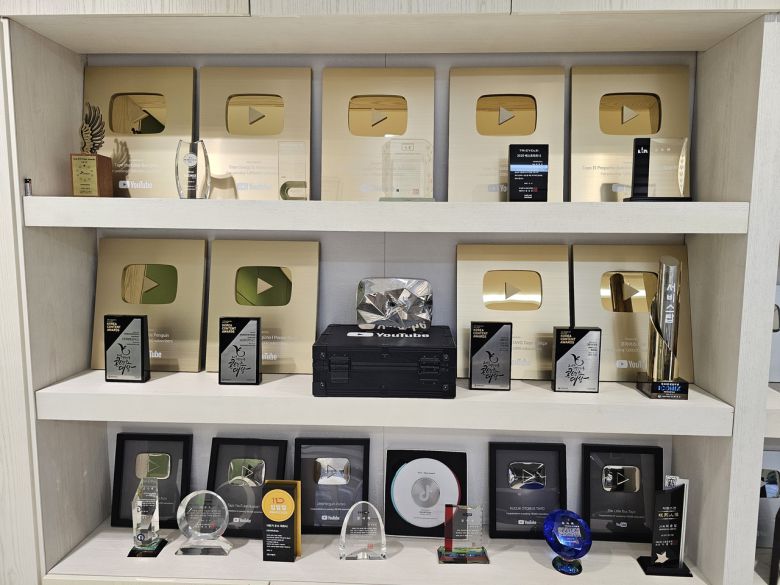 최종일 아이코닉스 대표 집무실 한켠에 자리한 유튜브 크리에이터 어워즈 상패. 가입자 100만 돌파시 수여되는 골드 버튼과 1000만 돌파시 수여되는 다이아몬드 버튼이 놓여있다.  성남=최은지 기자