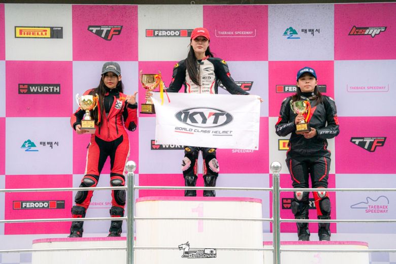 지난 TTF R-Lady Cup 6라운드 2위를 수상한 이신비(좌측). [사진=@s_dragonnn 인스타그램]