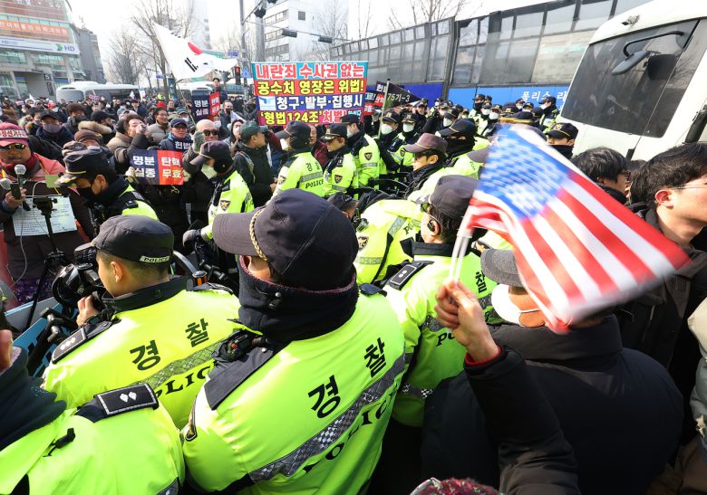윤석열 전 대통령의 탄핵심판이 열리던 지난해 1월 서울 종로구 헌법재판소 인근에서 경찰들이 윤 대통령 지지자 집회를 통제하고 있다. [연합]